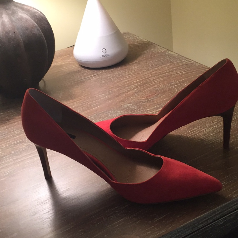 Suede pumps. Lucious color